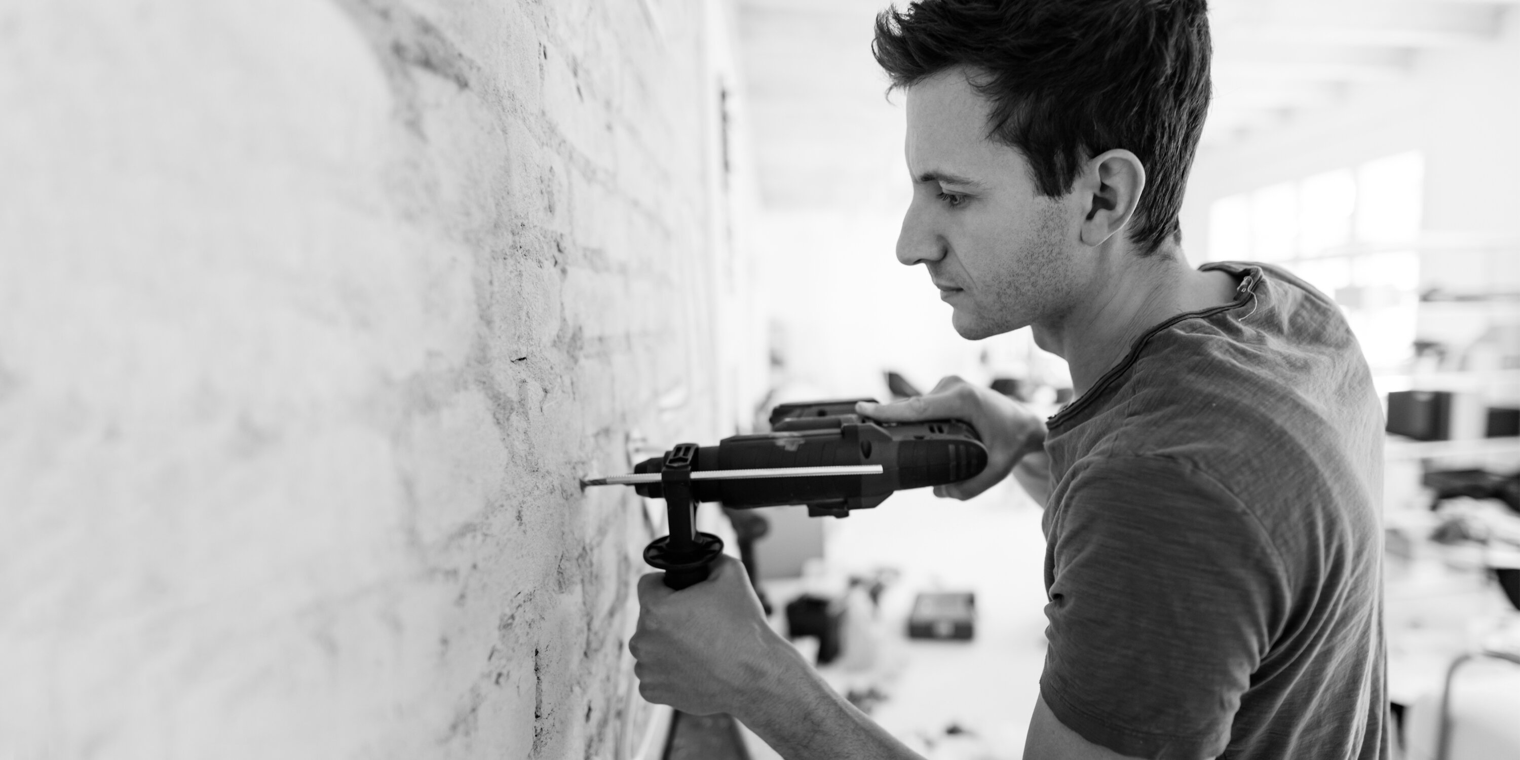 Heimwerkprojekt Heimwerker bohrt in eine Vollsteinwand